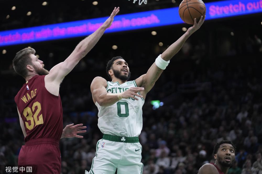 让她更加坚 让她更加坚